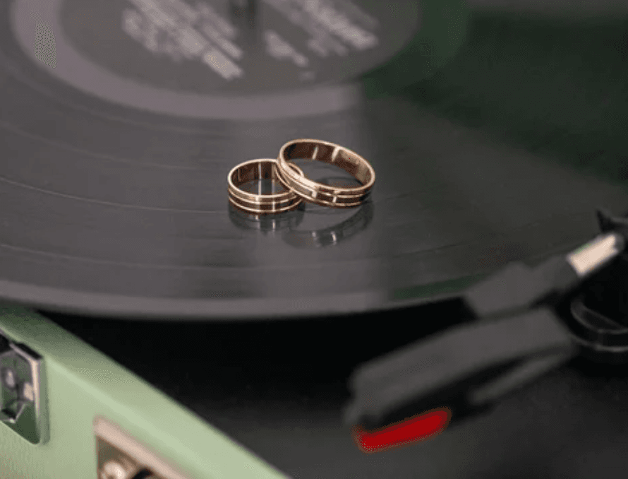 Deux alliances posées sur un vinyle en train de tourner